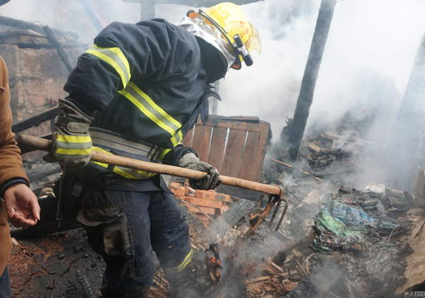 四川一民房火灾4