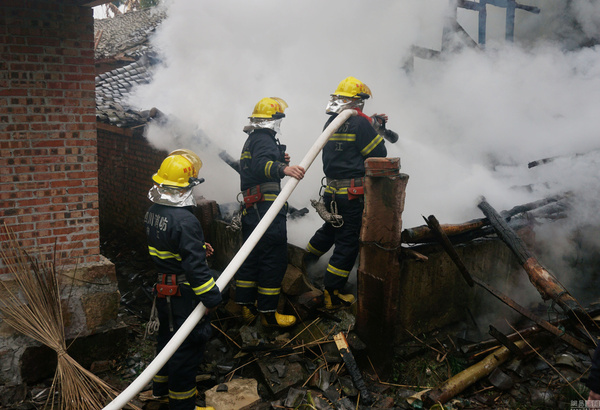 四川一民房火灾3