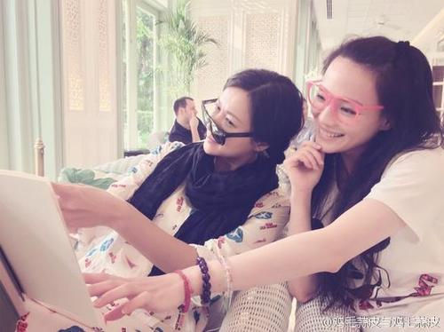 舒淇和徐静蕾歪头卖萌