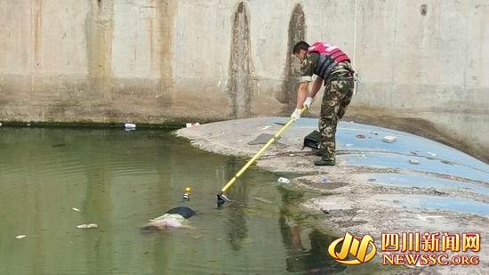 四川女子坠河身亡 尸体皮肤发紫现场照片曝光