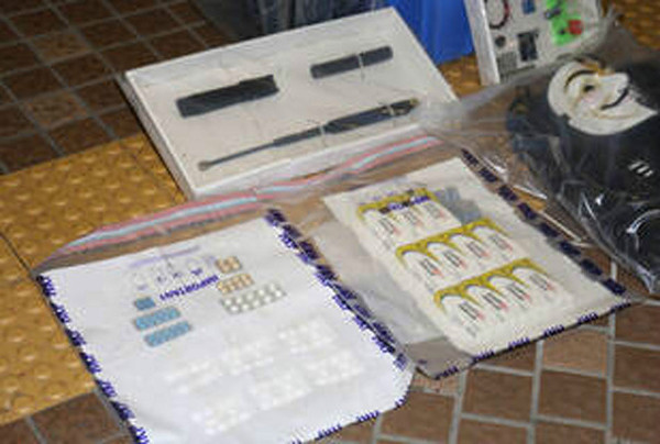 “港独”头目被捕画面：家中搜出百粒伟哥(组图)