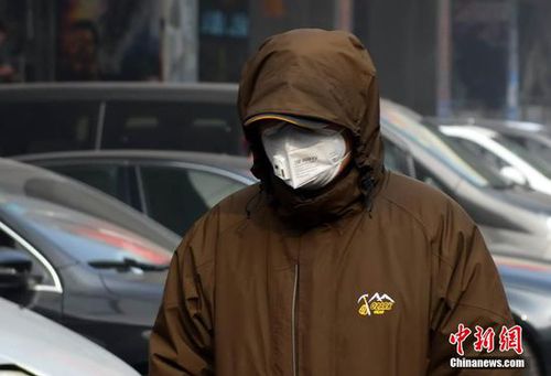2月23日，新疆乌鲁木齐市再度出现重度雾霾天气，整个城市笼罩在雾霾之中，空气质量指数为严重污染。22日为农历正月十五，该市随处都可听到燃放烟花炮竹的声音，夜晚时分达到顶峰，燃放烟花炮竹产生的烟雾，久久无法散去。图为一位市民口戴防雾霾口罩出行。