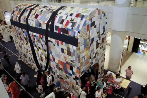 世界最大手提包在马来西亚展出宣传废物利用（图）
