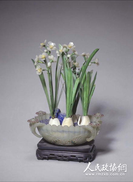 清 青玉菊瓣式水仙盆景 北京故宫博物院藏