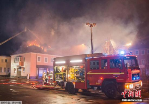 德国一难民中心失火 围观群众欢呼并妨碍灭火