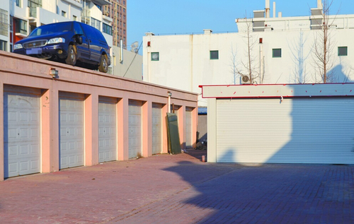 违法乱停车辆上房顶