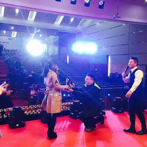 初中开学典礼上教师求婚 校方：是爱的教育