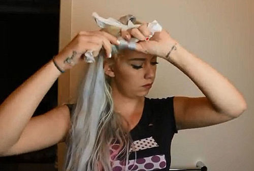 用卫生纸在头发上打结。（网页截图）
