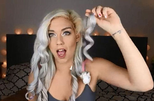 卷发的效果看上去格外好。（网页截图）