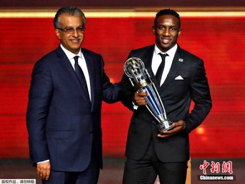 亚足联主席萨尔曼（左）竞争力也被看好。