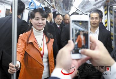 东莞两会：卫三芳委员在地铁车厢内留影。