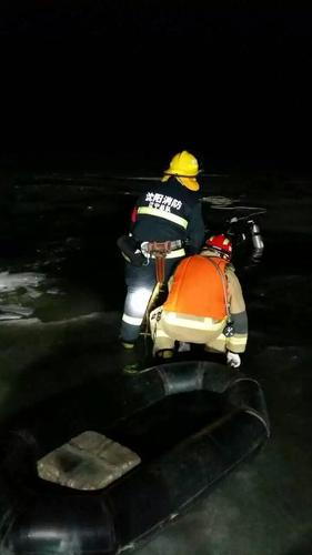 男子驾车遇冰面裂开 奋力托举孕妻侄女后身亡