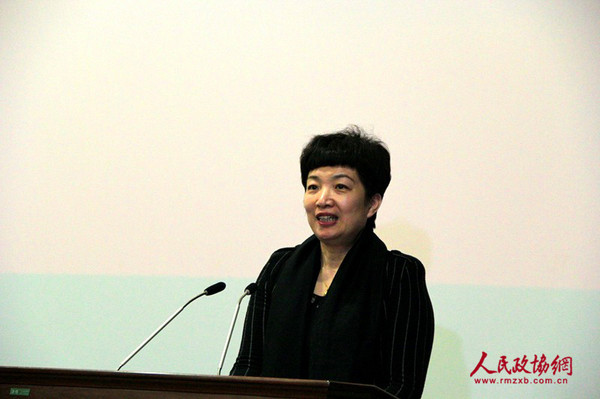 首博新闻发言人杨丹丹介绍展览情况。_副本