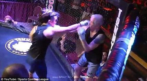 24岁女拳手暴揍68岁老人 民众不满：太过残暴