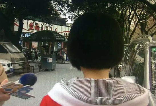 小朱本想洗个头，被服务员推荐点痣