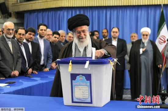 当地时间2月26日，伊朗议会及专家会议选举拉开帷幕，伊朗最高领袖哈梅内伊现场参与投票。据悉，此次议会选举结果将决定伊朗总统鲁哈尼政府后半任期内能否继续有所作为；新产生的专家会议任期内很有可能选出下一任最高领袖。