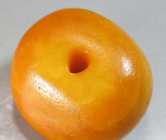 1、蜜蜡的价格根据年代、产地、品种的不同分为很多的档次，蜜蜡原石的价格也根据蜜蜡自身的大小来决定，克重高、体积大的蜜蜡原石价格相比体积小、克重低的原石要高出很多。