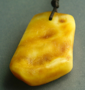 蜜蜡原石5-20g的重量，一般的金绞蜜或鸡油黄新蜜蜡市场价格在30元-50元/g左右，当然也有很多老蜜蜡原石价格很高，这个不但要区分真假，更要根据个人的喜好来决定。