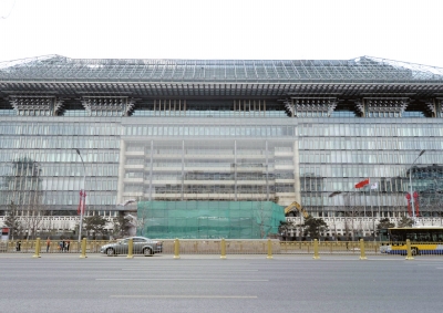 ▲国家开发银行总行办公室门前搭建着脚手架，牌楼已被拆除完毕。京华时报记者 陶冉摄