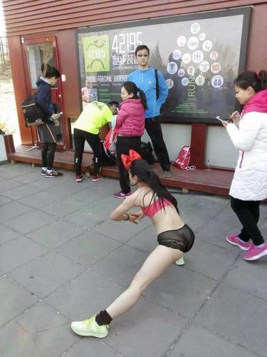 北京“光猪跑”造型吸睛 女选手豪放出镜(图)