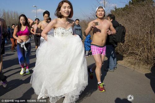 北京“光猪跑”造型吸睛 女选手豪放出镜(图)