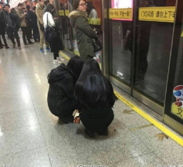 “女孩蹲着等地铁”