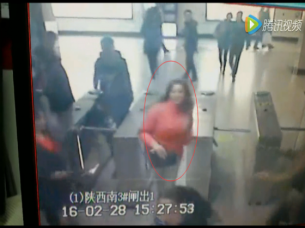 老外地铁逃票被抓