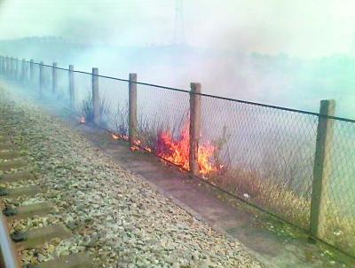 村民烧荒引燃铁路边坡 致4趟列车晚点1个多小时