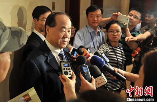 资料图：2015年，莫言接受记者采访。<a target='_blank' href='http://www.chinanews.com/'>中新社</a>记者 吕明 摄