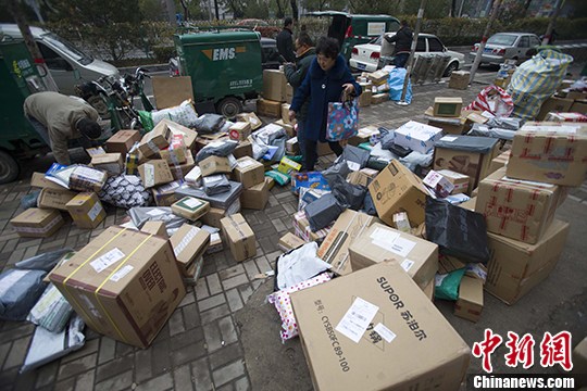 资料图：图为山西太原某快递物流揽投部外快递铺满地。 <a target='_blank' href='http://www.chinanews.com/'>中新社</a>记者 张云 摄
