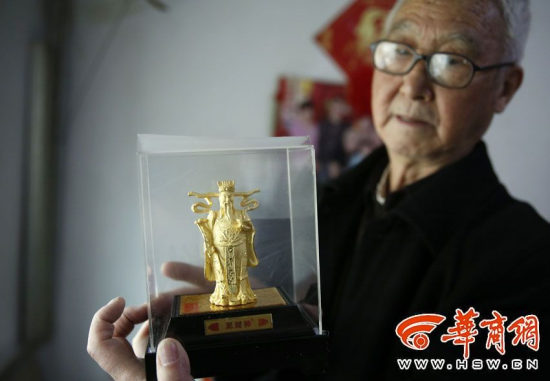 老人花2980元买“纪念金条”鉴定显示不含金（图）