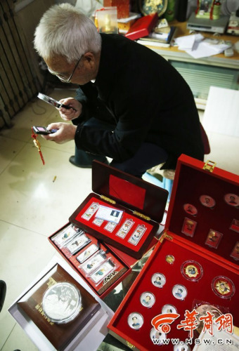 　　2016年3月2日，西安市天坛西路 70多岁的张先生近几年买了不少藏品纪念币，今日检测后发现不少为假的。 记者陈团结摄 文谢涛