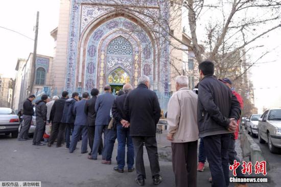 资料图：当地时间2月26日，伊朗议会及专家会议选举拉开帷幕，民众前往投票站投票。