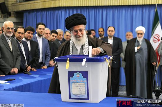 当地时间2月26日，伊朗议会及专家会议选举拉开帷幕，伊朗最高领袖哈梅内伊现场参与投票。据悉，此次议会选举结果将决定伊朗总统鲁哈尼政府后半任期内能否继续有所作为；新产生的专家会议任期内很有可能选出下一任最高领袖。