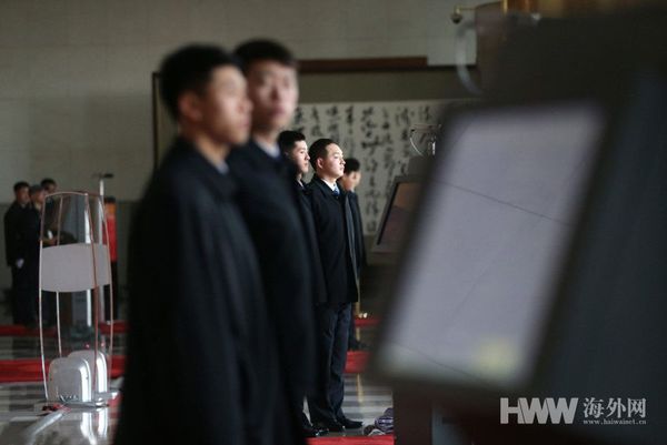 　2016年3月2日，中国北京，2016年全国两会即将在北京举行。2016年全国政协十二届四次会议新闻发布会下午三点在人民大会堂一楼新闻发布厅召开。 北京人民大会堂，内场内衣安保人员值守，一丝不苟。