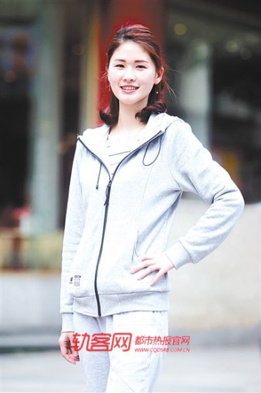 美女模特下乡养猪称不吃青春饭再苦也创业（图）