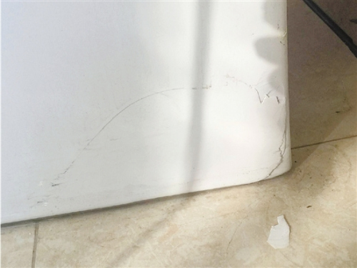 王阿婆装修好的房子还没有入住，新装的抽水马桶就开裂了。