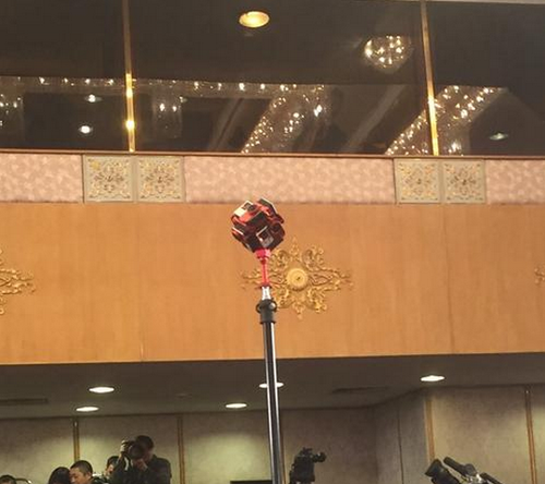 发布会上的“新宠”VR摄像机。人民网记者 刘茸摄