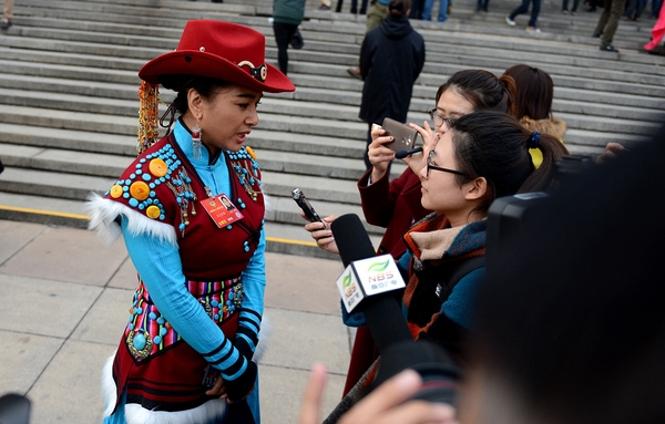 茸芭辛娜委员接受采访A