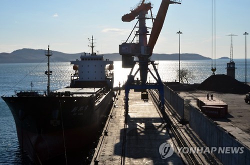 资料图片：2015年12月6日，韩国企业生产的矿泉水在朝鲜罗津港装船。