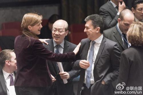 在安理会通过制裁朝鲜决议前，中国常驻联合国代表刘结一与美国常驻联合国代表鲍尔亲切交流。