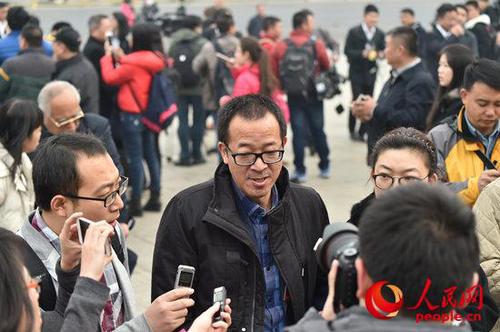 图为俞敏洪在大会堂前接受记者访问。记者项劼 拍摄