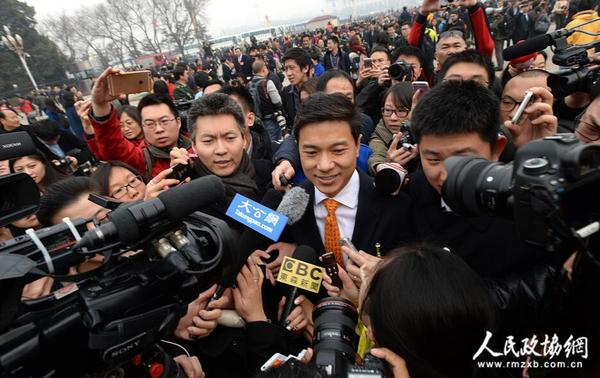 委员“突” 记者“围”2