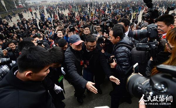 委员“突” 记者“围”1