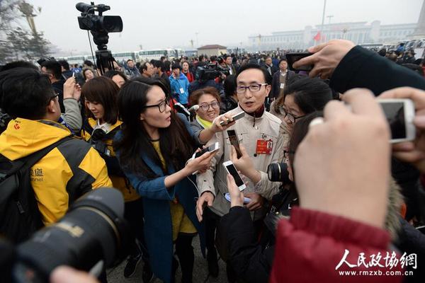 委员“突” 记者“围”3