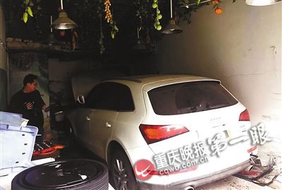 奥迪车为防追尾猛打方向盘撞进门市老太吓瘫（图）