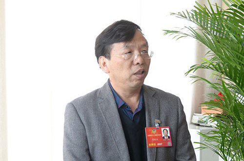 董胜波委员接受采访。程宏毅 摄