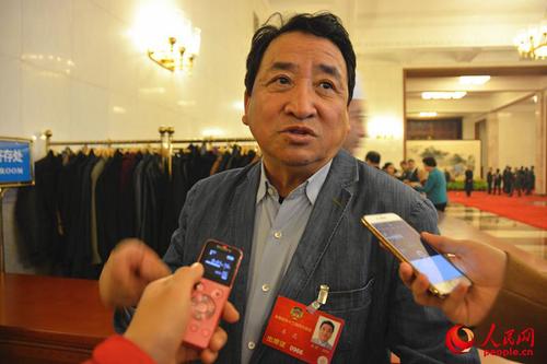 图为全国政协委员姜昆接受采访 （记者赵敬菡 摄）