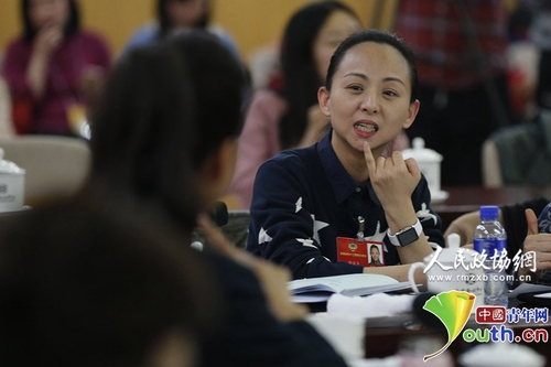 3月4日下午，在全国政协文艺26组的小组讨论会上，宋祖英熟练地用手语与邰丽华交流。中国青年网记者　张炎良　摄1
