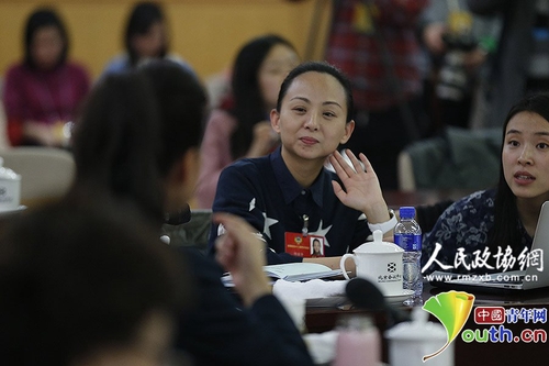 3月4日下午，在全国政协文艺26组的小组讨论会上，宋祖英熟练地用手语与邰丽华交流。中国青年网记者　张炎良　摄